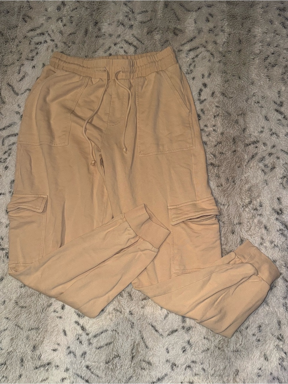 Women’s tan/cream colored cargo sweat pants with lots of pockets